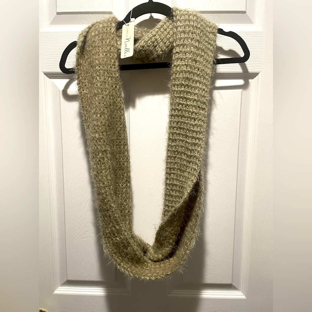 BNWT Simply Noelle infinity scarf